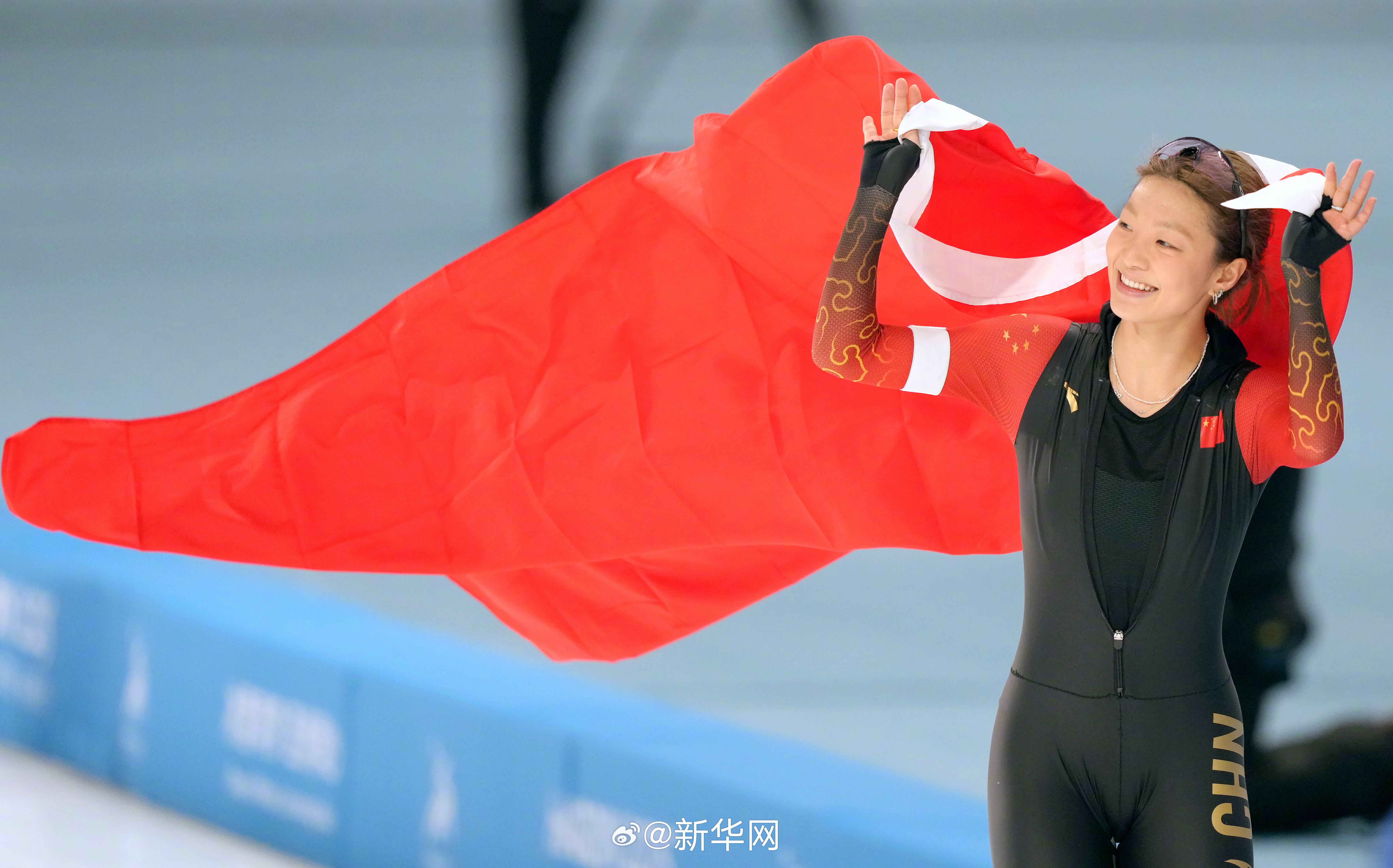 加拿大游泳选手勇夺金牌，领跑前列！