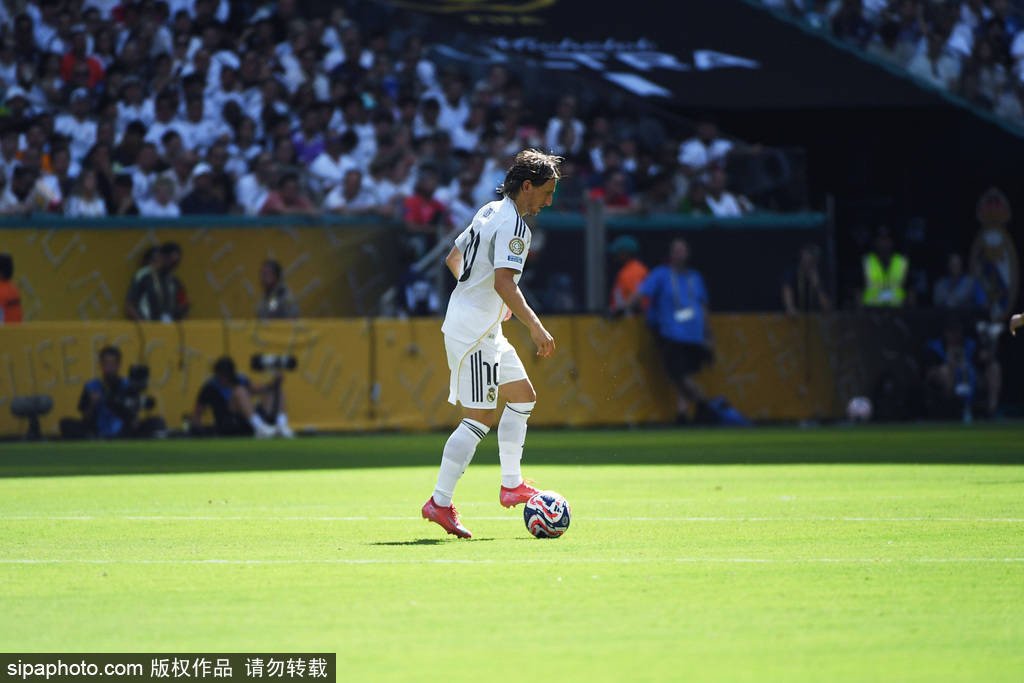 官宣！39岁莫德里奇以自由身加盟AC米兰身披14号球衣的简单介绍