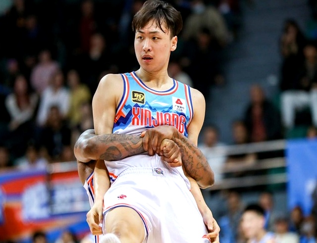 就在今天4月22日中午CBA新疆男篮传来阿不都沙拉木、赵睿消息