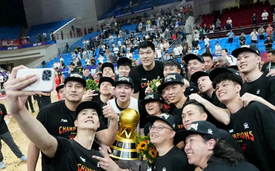 包含CBA俱乐部杯为球队提供更多赞助商合作机会的词条
